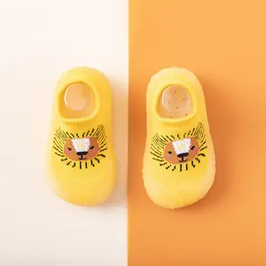 Gelbe Baby-Söckchenschuhe mit süßem Löwen-Design und weicher, rutschfester Sohle