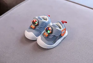 Vista dettagliata scarpe primi passi blu con luci LED lampeggianti e motivo astronauta