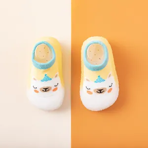 Detailansicht gelber Cartoon Baby Lauflernsocken aus weichem atmungsaktivem Strickgewebe