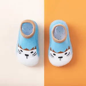 Detailansicht der hellblauen Baby-Laufsocken mit süßem Katzenmuster und weicher Sohle