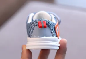 Primo piano posteriore di sneaker in mesh per neonati con linguetta e suola morbida