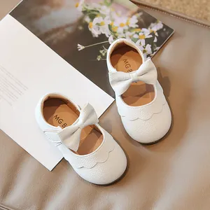Elegante weiße Baby-Lauflernschuhe aus weichem Leder mit dekorativen Schleifen für Mädchen