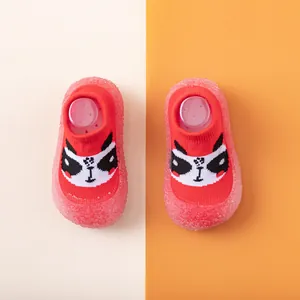 Süße rote Baby-Socken-Schuhe mit Panda-Motiv und rutschfesten, weichen Gummisohlen
