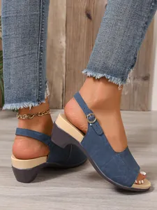 Detail van blauwe peep-toe sandalen met sleehak en verstelbare enkelbandjes voor dames