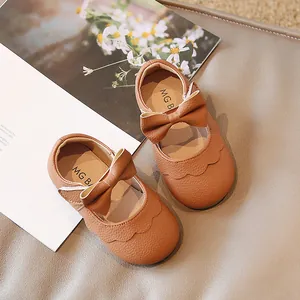Elegante braune Lauflernschuhe aus Leder für Mädchen mit weicher Sohle und Schleife