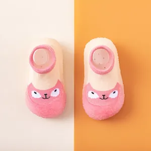 Draufsicht auf rosa Baby-Laufsocken mit Fuchs-Motiv und weicher rutschfester Sohle