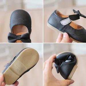Klassische schwarze Lauflernschuhe für Mädchen mit Schleife und flexibler Sohle