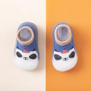Detailansicht der niedlichen Panda-Babyschuhe aus atmungsaktivem Strick mit weicher Sohle