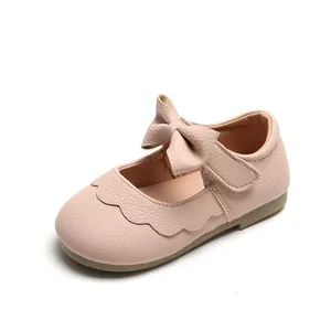 Rosa Kleinkind-Mädchen Mary Janes mit niedlicher Schleife und gezackter Lederkante