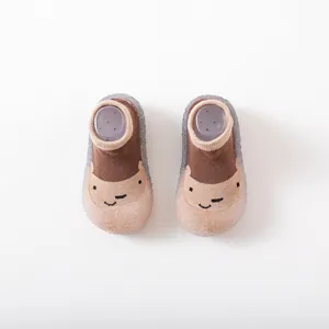 Draufsicht auf braune Cartoon-Baby-Laufsocken-Schuhe mit flexiblen weichen Sohlen