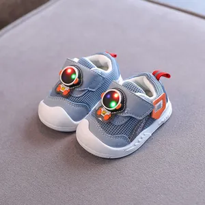 Scarpe da Camminata per Neonati Con Luci LED Lampeggianti Astronauta Cartone Animato Mesh Traspirante per Primi Passi