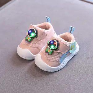 Scarpe primi passi rosa per neonati con astronauta LED e tessuto a rete traspirante