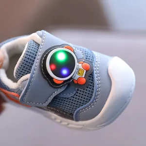 Scarpe da ginnastica in mesh blu per neonati con luce LED astronauta per i primi passi