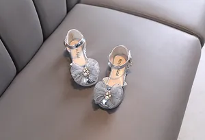 Zapatos de princesa plateados para niñas con elegante lazo de encaje y detalles de perlas