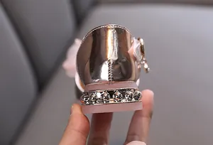 Primer plano detallado del tacón de zapato de princesa para niña con cuentas metalizadas