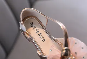 Detalle de zapatos de princesa en oro rosa para niñas con lentejuelas y flores