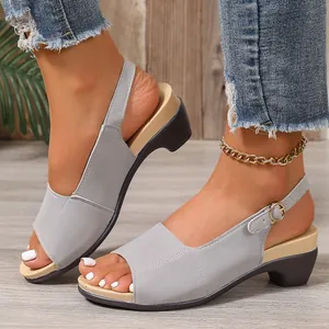 Elegante lichtgrijze sleehaksandalen met open teen voor dames, ideaal voor de zomer.