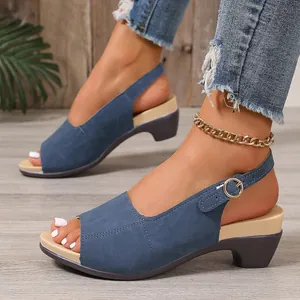 Zomerse blauwe sleehaksandalen met open neus, verstelbare hielband en comfortabele hak.