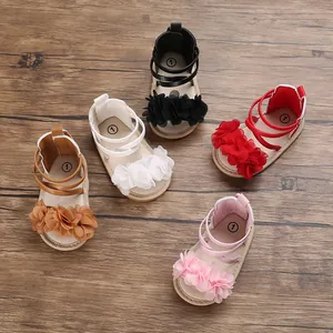 Esposizione di sandali con fiori per neonata in vari colori per scarpe estive