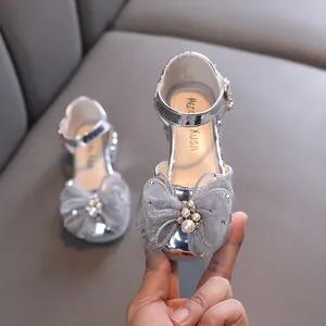 Zapatos de princesa plateados para niña con elegante lazo de malla y perlas brillantes.