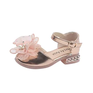 Zapatos de princesa para niña en oro rosa con flor grande y detalles de perlas