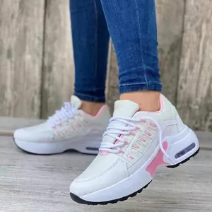 Seitenansicht der klobigen weiß-rosa Damen-Sportschuhe mit Keilabsatz und Mesh
