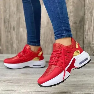 Detailansicht der roten Damen-Wedge-Sneaker mit glitzernder Oberfläche und Luftpolstersohle