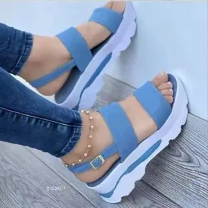 Sandales à talons compensés bleues élégantes avec semelle plateforme blanche et boucle.