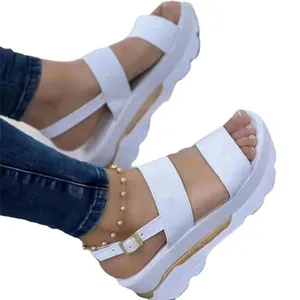 Sandales compensées blanches pour femmes avec bride à boucle et semelle épaisse à vagues