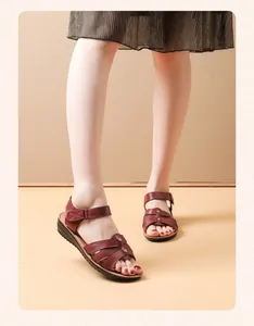 Elegantes sandalias planas de cuero genuino burdeos para mujer con suelas blandas y cómodas