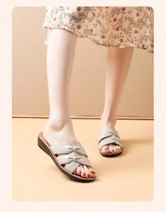 Detalle de sandalias de cuero genuino beige para mujer con suela suave y antideslizante