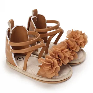 Eleganti sandali marroni per bambine con fiori decorativi in tessuto e suole in gomma morbida