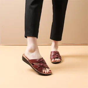 Cómodas zapatillas de cuero genuino burdeos con suelas suaves antideslizantes para mujer