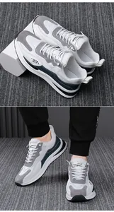 Dettaglio di sneaker casual da uomo bianche e grigie con mesh traspirante e suola morbida