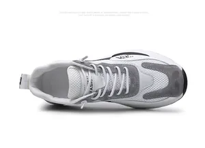 Vista dall'alto di sneakers uomo in mesh bianco traspirante con dettagli scamosciati grigi