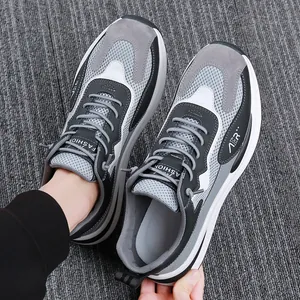 Scarpe casual da uomo in rete traspirante alla moda con suole morbide in grigio e nero