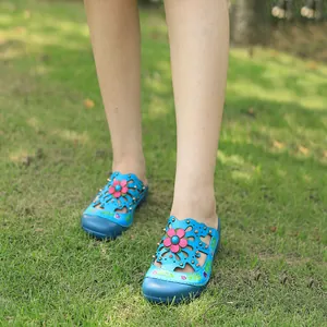 Vue détaillée de chaussures plates rétro en cuir bleu avec fleurs 3D