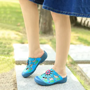Vue détaillée des chaussures plates en cuir bleu avec fleurs 3D faites à la main.