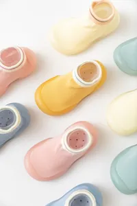 Assortiment de chaussons chaussettes pour bébé en maille respirante aux tons pastels