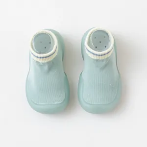 Vue rapprochée de chaussures de marche pour bébé vert clair avec semelles en silicone
