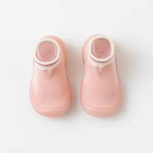 Vue de dessus de chaussures chaussettes roses bébé avec semelles en silicone.