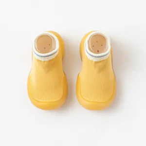 Vue de dessus détaillée de chaussures de marche jaunes pour bébés avec semelles souples