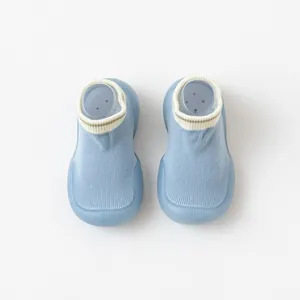 Vue de dessus de chaussures chaussettes bébé bleu clair à semelles antidérapantes.