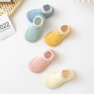 Vue détaillée de chaussons chaussettes respirants pour bébés en cinq tons pastels