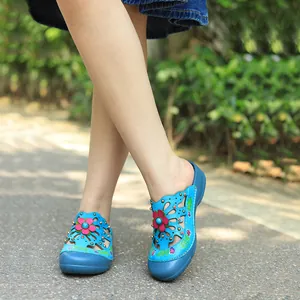 Chaussures plates vintage en cuir bleu avec design floral ajouré et semelle souple