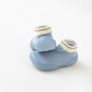 Détail de chaussures chaussettes bébé bleues avec semelle en silicone antidérapante souple