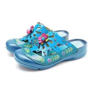 Mules rétro bohèmes en cuir bleu, finition frottée main et jolis accents floraux 3D