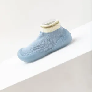 Chaussures chaussettes bleues tricotées pour bébé avec semelle en silicone antidérapante