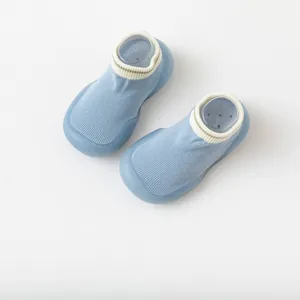 Vue détaillée de chaussons chaussettes bébé bleu clair avec semelles souples en silicone