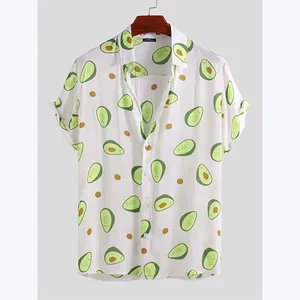 Detailansicht eines weißen Herren-Kurzarmhemdes mit lebhaftem grünen Avocado-Druck für den Strand